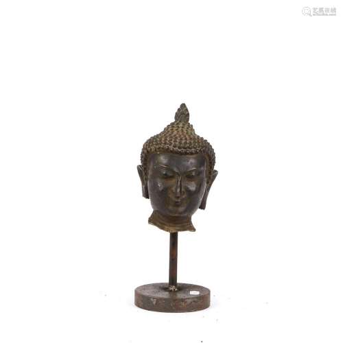 Tête de Bouddha en bronze à patine brune<br />
Hauteur : 19 ...
