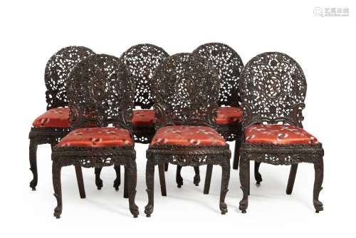 Suite de 6 chaises en bois exotique richement sculpté et ajo...