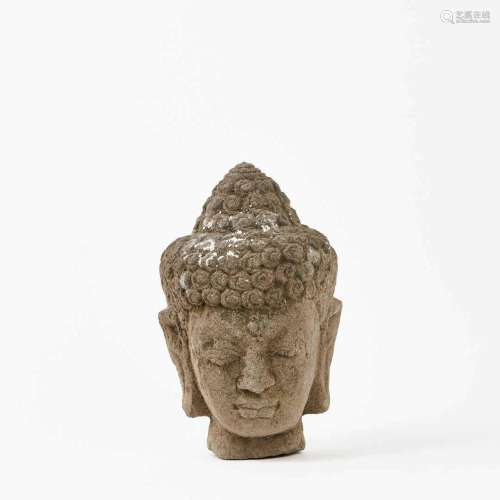 Dans le goût Khmer. <br />
Tête de Bouddha en pierre sculpté...