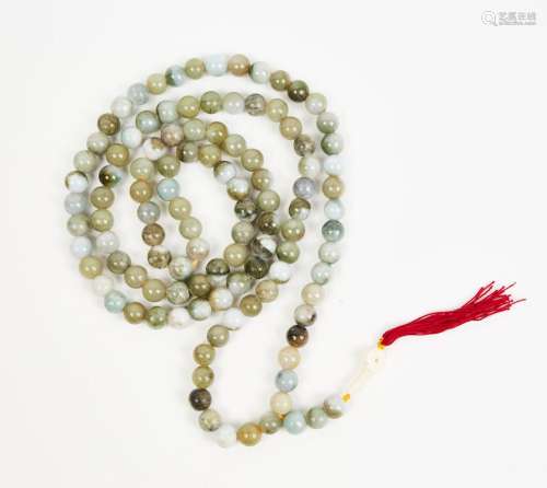 Mala bouddhiste composé de 108 perles en jade birman<br />
B...
