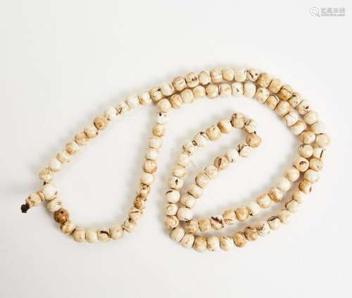 Mala bouddhiste constitué de 108 perles en coquillage (conqu...