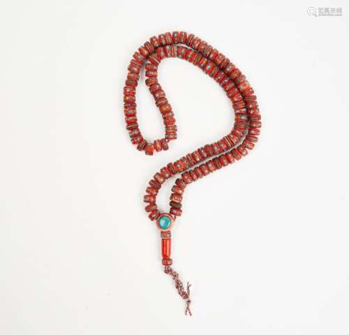 Mala bouddhiste constitué de 108 perles rouges (os) incrusté...