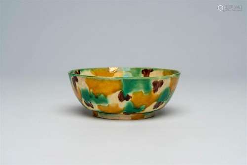 A Chinese sancai glazed bowl, 19th/20th C.