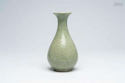 A Chinese monochrome crackle-glazed 'yuhuchunping' vase, 19t...