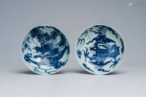 A Chinese blue and white 'dragon' plate, Yongzheng, and a si...