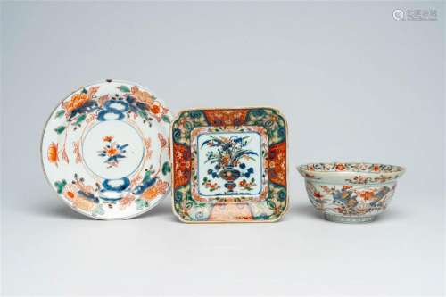 A Japanese Imari bowl and two plates with floral design, Edo...