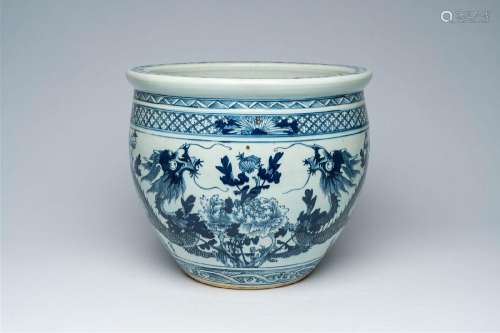 A Chinese blue and white 'dragons' jardinière, 19th C.