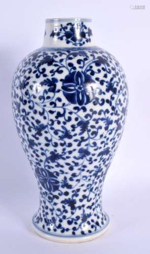 A LATE 18TH/19TH CENTURY CHINESE BLUE AND WHITE PORCELAIN VA...