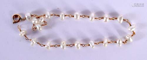 A 20TH CENTURY LADIES PEARL AND GOLD BRACELET with 20 natura...