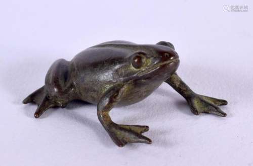 A JAPANESE BRONZE TOAD. 4 cm x 3 cm.