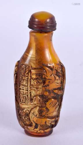 A CHINESE CARVED AMBER TYPE SNUFF BOTTLE 20th Century. 7 cm ...