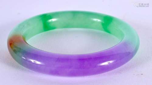 A CHINESE TWO TONE JADE BANGLE 20th Century. 8.5 cm diameter...