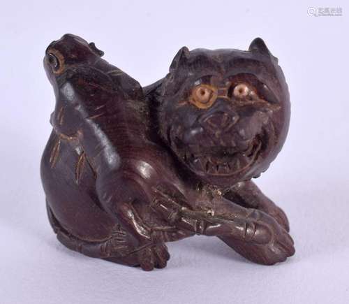 A JAPANESE CARVED BOXWOOD BEAST NETSUKE. 4 cm x 2.75 cm.