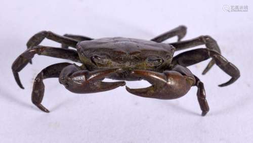 A JAPANESE BRONZE CRAB. 5 cm x 3 cm.