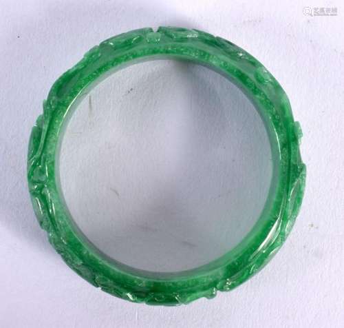 A CHINESE CARVED JADE BANGLE 20th Century. 7.5 cm diameter.