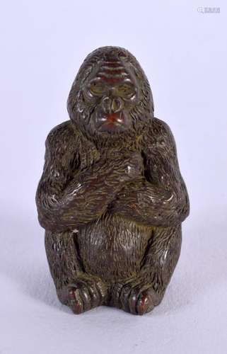 A JAPANESE BRONZE GORILLA. 5.5 cm x 3 cm.