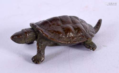 A JAPANESE BRONZE TURTLE. 5 cm x 3 cm.