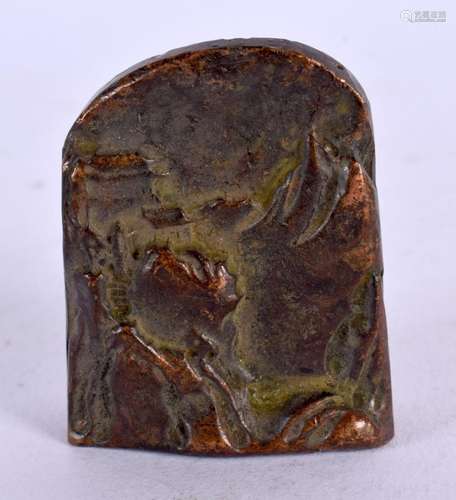 A JAPANESE BRONZE MOUNTAIN SEAL. 4 cm x 3 cm.