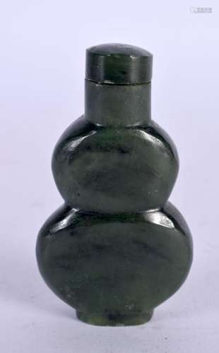 A CHINESE CARVED JADE SNUFF BOTTLE 20th Century. 5 cm x 3 cm...