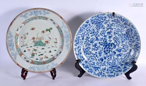 A LARGE LATE 17TH CENTURY CHINESE DOUCAI PORCELAIN CHARGER K...