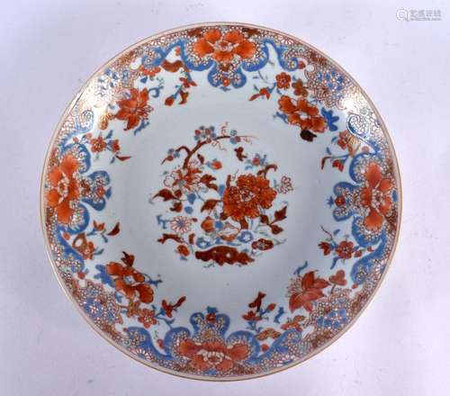 A LARGE 18TH CENTURY CHINESE BLUE AND WHITE IMARI SAUCER DIS...