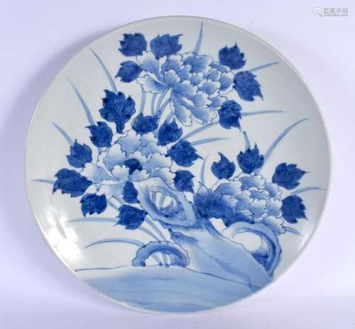 A LARGE 19TH CENTURY JAPANESE MEIJI PERIOD BLUE AND WHITE CH...