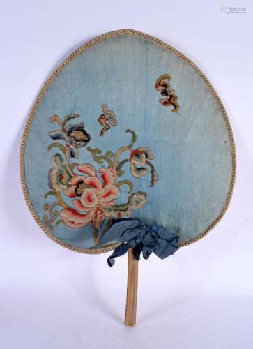A 19TH CENTURY CHINESE EMBROIDERED SILK FAN Qing, decorated ...