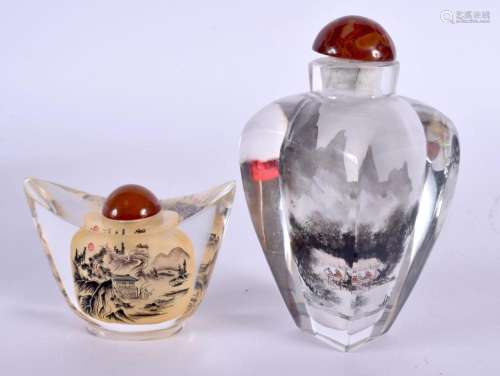 TWO CHINESE REVERSE PAINTED SNUFF BOTTLES 20th Century. 10 c...
