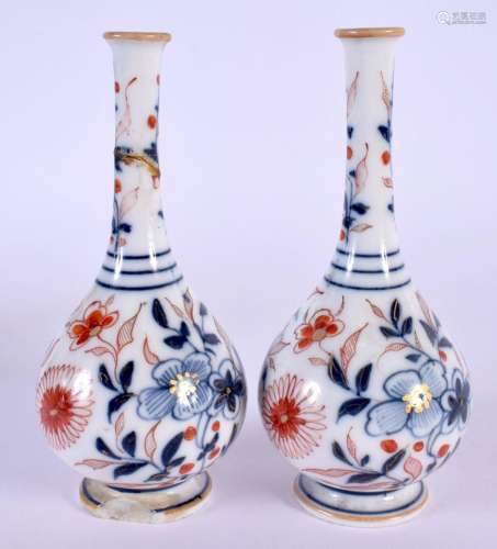 A SMALL PAIR OF CHINESE QING DYNASTY BLUE AND WHITE VASES pa...