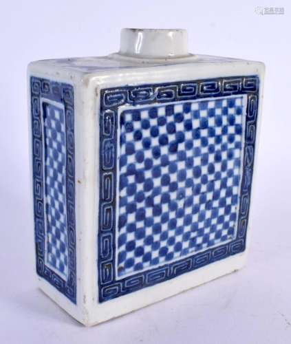 A LATE 18TH/19TH CENTURY CHINESE BLUE AND WHITE TEA CADDY Qi...
