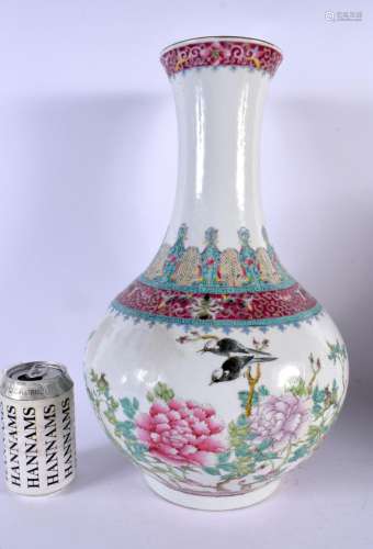 A LARGE 19TH CENTURY CHINESE FAMILLE ROSE BULBOUS PORCELAIN ...
