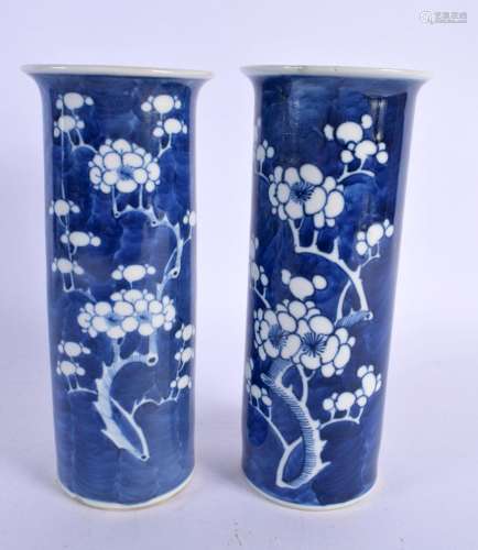 A PAIR OF 19TH CENTURY CHINESE BLUE AND WHITE SLEEVE VASES K...