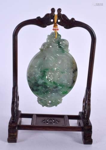AN EARLY 20TH CENTURY CHINESE CARVED GREEN JADEITE HANGING P...