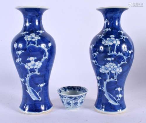 A PAIR OF 19TH CENTURY CHINESE BLUE AND WHITE PORCELAIN PRUN...