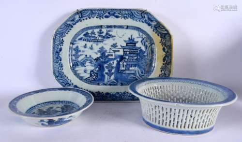 A LARGE 18TH CENTURY CHINESE EXPORT BLUE AND WHITE PORCELAIN...