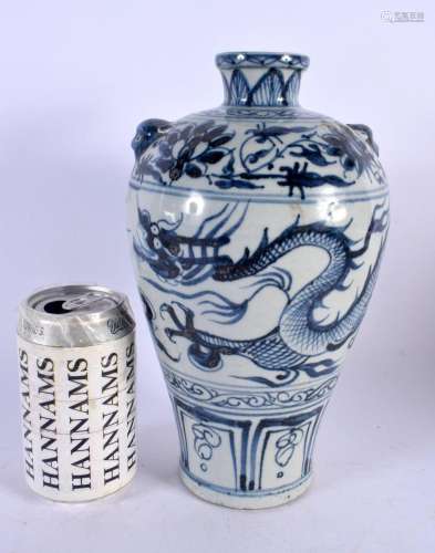 A CHINESE BLUE AND WHITE PORCELAIN VASE 20th Century. 27 cm ...