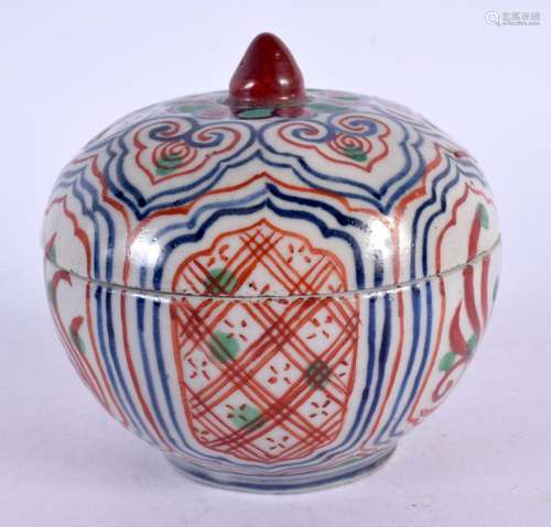 A RARE 17TH/18TH CENTURY CHINESE WUCAI PORCELAIN BOX AND COV...