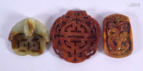 AN EARLY 20TH CENTURY CHINESE CARVED MUTTON JADE TOGGLE Late...