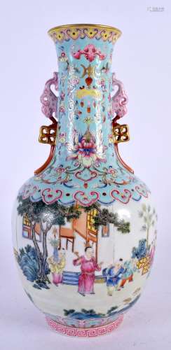 AN EARLY 20TH CENTURY CHINESE TWIN HANDLED FAMILLE ROSE PORC...