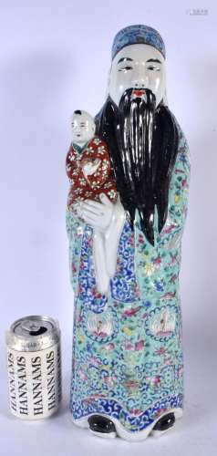 A LARGE EARLY 20TH CENTURY CHINESE FAMILLE ROSE PORCELAIN FI...