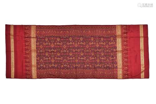 Selendang, woven silk, Palembang.<br />
H. 82 cm. W. 215 cm.