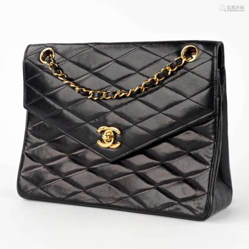 Chanel, a handbag made of dark blue/black leather with gold-...