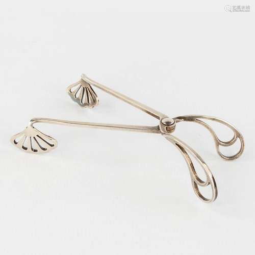 A sugar tongs made of silver in art nouveau periode. 14,40g....