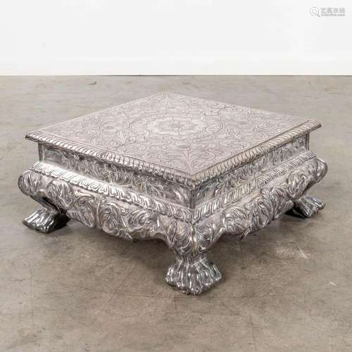A low pedestal finished with silver-plated metal. (L: 49 x W...