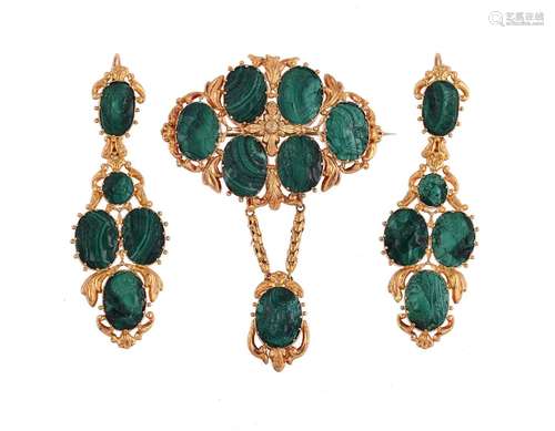 AN EARLY 19TH CENTURY MALACHITE CAMEO AND GOLD BROOCH AND EA...