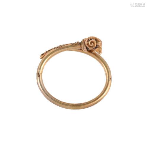 A VICTORIAN ETRUSCAN STYLE RAMS HEAD HINGED GOLD BANGLE, CIR...