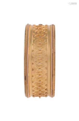 A MID VICTORIAN ETRUSCAN STYLE GOLD HINGED BANGLE, CIRCA 187...