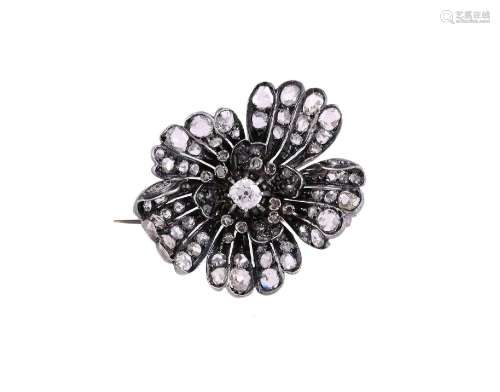 A LATE 19TH/EARLY 20TH CENTURY DIAMOND FLOWER BROOCH