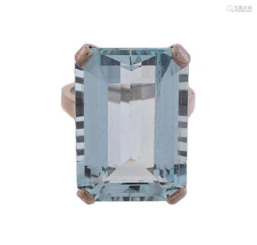 A MID 20TH CENTURY AQUAMARINE DRESS RING