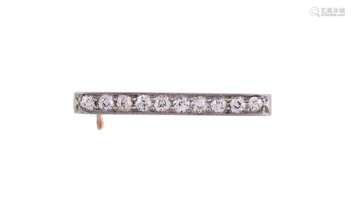 AN EARLY 20TH CENTURY DIAMOND BAR BROOCH, CIRCA 1910